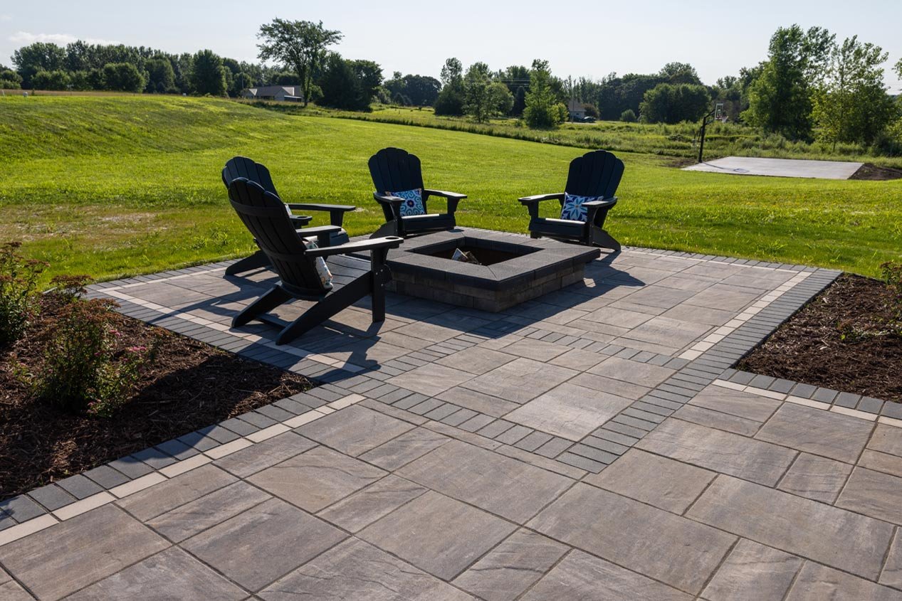 concrete-paver-patio-overlapping-squares